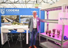 Marcel van Rooijen van Codema, die een nieuw teeltsysteem speciaal voor cressen presenteert. De belichting is geleverd door Philips.